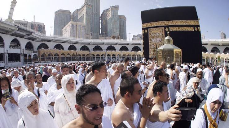 Mana yang lebih baik, haji umrah berulang kali atau sedekah fakir miskin